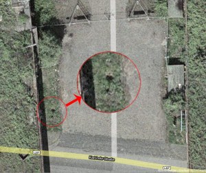 Auf Google-Satellitenfoto von 2006 sieht man zwei Löcher dort wo der Gully ist